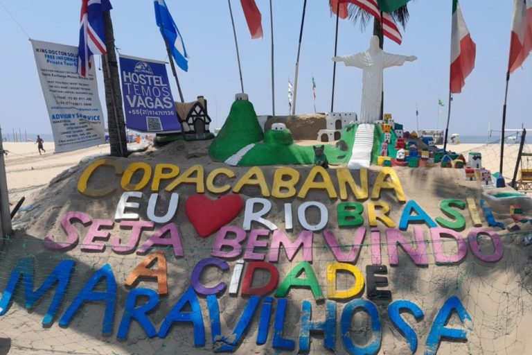 Foto praia de Copacabana - escultura de areia, praia de Copacabana